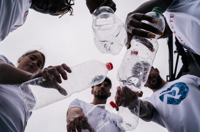 Nachhaltig trinken: PET- und Glasflaschen im Vergleich